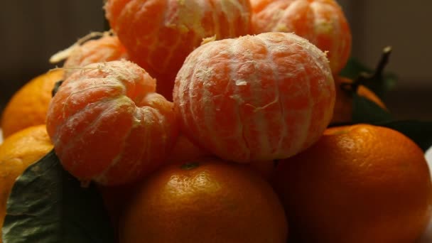 Frische Mandarinen mit Blättern — Stockvideo