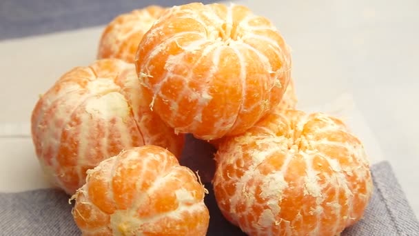 Gepelde mandarijnen roteren — Stockvideo