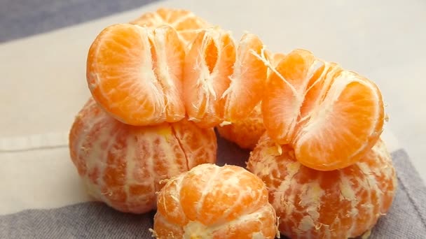 Geschälte Mandarinen rotieren — Stockvideo