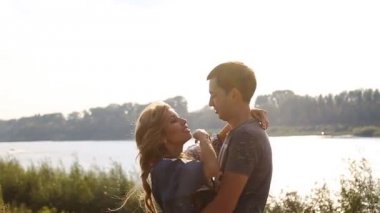 Nehir kenarında slowmotion genç Çift