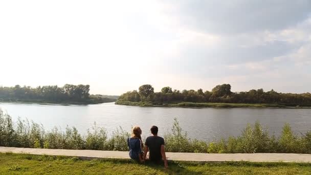 Pareja joven a la orilla del río slow motion — Vídeos de Stock