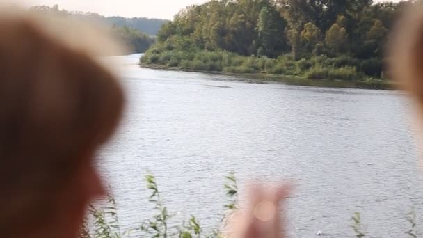 Jong (echt) paar op de rivier slowmotion — Stockvideo