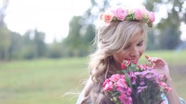 Genç kız bir buket çiçek slowmotion