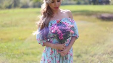 Genç kız bir buket çiçek slowmotion