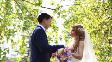 mutlu evlilik çift kucaklayan