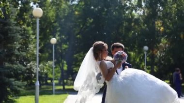 mutlu evlilik çift kucaklayan