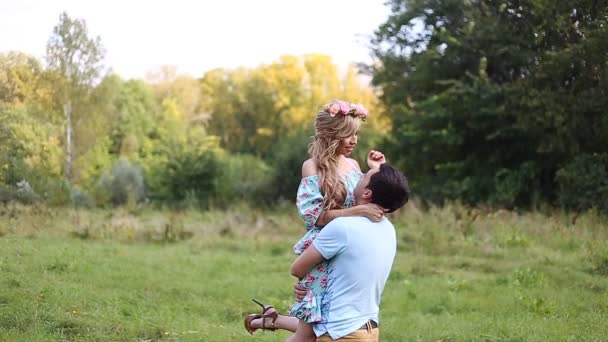 Jong paar verliefd samen op de natuur in de zomer — Stockvideo