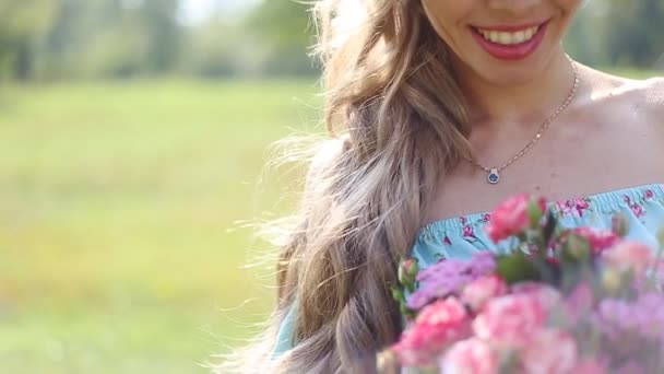 Ung flicka med en bukett blommor slowmotion — Stockvideo