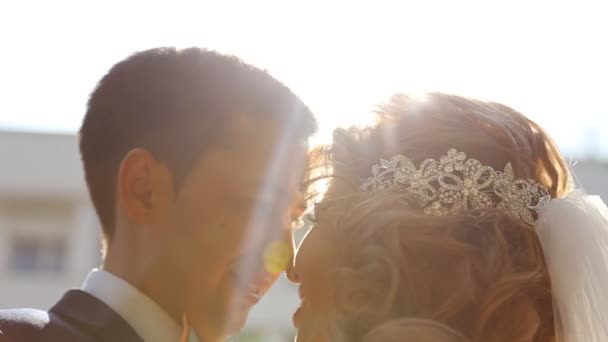 Joyeux couple de mariage embrassant 