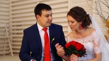 oturan güzel genç çift düğün