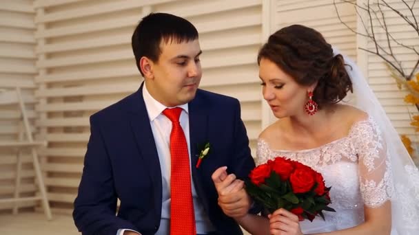 Свадьба красивая молодая пара сидя — стоковое видео