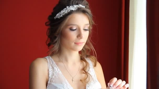 Невеста готовится утром в комнате — стоковое видео