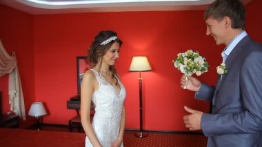 Yakışıklı damat ilk sabah güzellik gelin görüşüyor.
