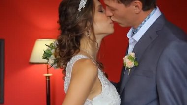 Yakışıklı damat ilk sabah güzellik gelin görüşüyor.