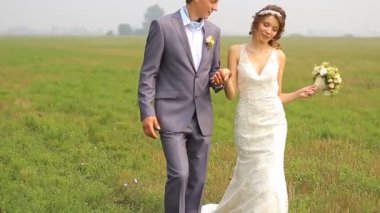 Güzel düğün iki yeşil sahada yürüyor