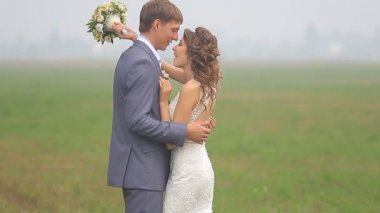 Güzel düğün iki yeşil sahada yürüyor