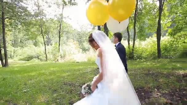 Recién casados sosteniendo bolas de blanco y amarillo — Vídeos de Stock