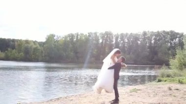 seven ayakta ve nehir kenarında öpüşme düğün Çift