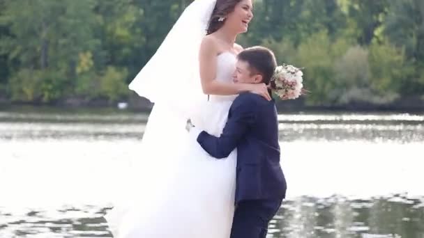 Amor casamento casal de pé e beijando perto do rio — Vídeo de Stock