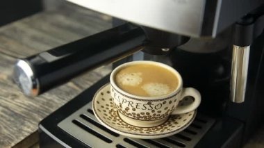 Garson eller kahve alır