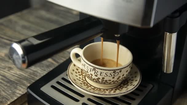 Máquina de café expresso derramando forte olhando café fresco em uma xícara limpa — Vídeo de Stock