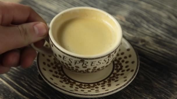 Taza de café en mesa de madera vintage — Vídeos de Stock