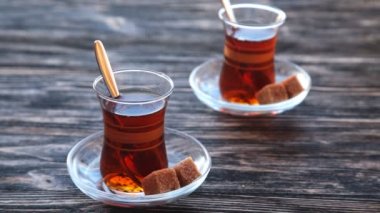 Ahşap bir masa üzerinde bir bardağa çay dökme