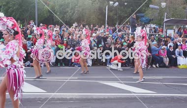 Karnaval grupları ve kostümlü karakterler, şehrin sokaklarında geçit töreni. 17 Şubat 2015, Tenerife, Kanarya Adaları, İspanya