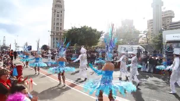 Gruppi di carnevale e personaggi in costume, sfilano per le vie della città. 17 FEBBRAIO 2015, Tenerife, Isole Canarie, Spagna — Video Stock