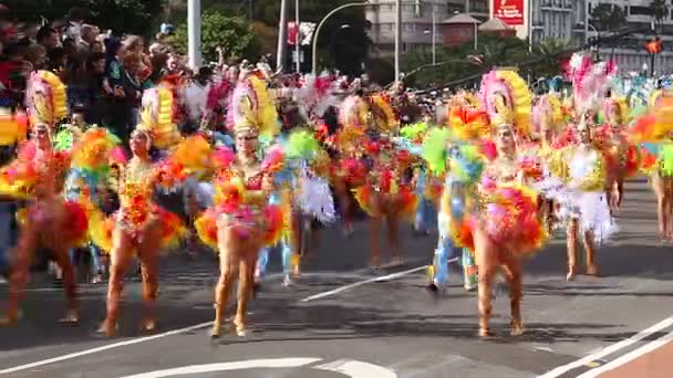 Karneval skupiny a postav v dobových kostýmech, průvod v ulicích města. 17. února 2015, Tenerife, Kanárské ostrovy, Španělsko — Stock video