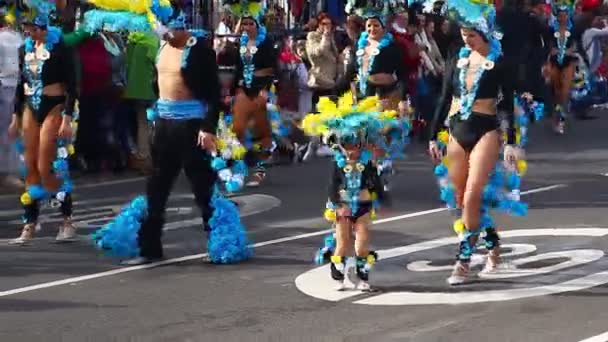 Karnawał grup i przebrali, parada ulicami miasta. 17 lutego 2015, Teneryfa, Wyspy Kanaryjskie, Hiszpania — Wideo stockowe