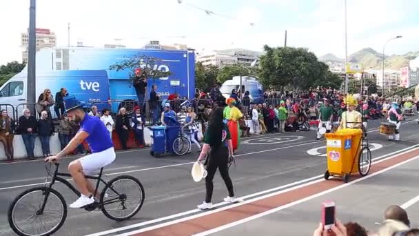 Groupes de carnaval et personnages costumés, défilent dans les rues de la ville. 17 FÉVRIER 2015, Tenerife, Îles Canaries, Espagne — Video