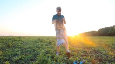 Genç çocuğun babasıyla çimenli alan ins slowmotion