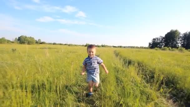 Chico corriendo a través de colina en cámara lenta — Vídeos de Stock