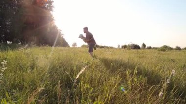 Genç çocuğun babasıyla çimenli alan ins slowmotion