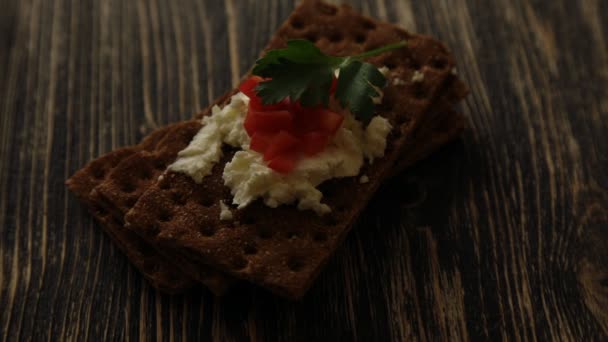 Knäckebröd met zachte kwark en rode paprika — Stockvideo