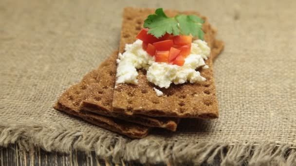 Knäckebrot mit Quark und Paprika — Stockvideo