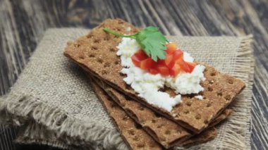 Crispbread yumuşak peynir ve kırmızı biber ile