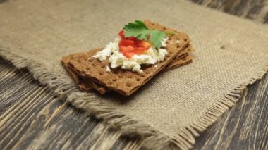 Crispbread yumuşak peynir ve kırmızı biber ile