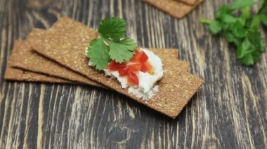 Crispbread yumuşak peynir ve kırmızı biber ile