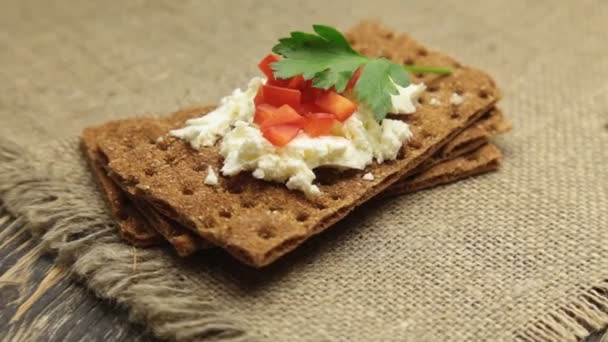 Knäckebröd met zachte kwark en rode paprika — Stockvideo