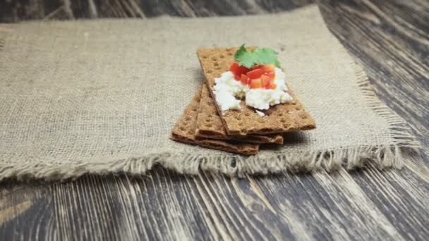 Crispbread with soft cottage cheese and red pepper — Stock Video