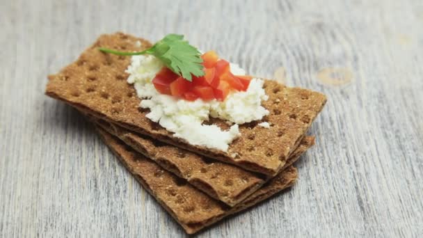 Crispbread yumuşak peynir ve kırmızı biber ile — Stok video