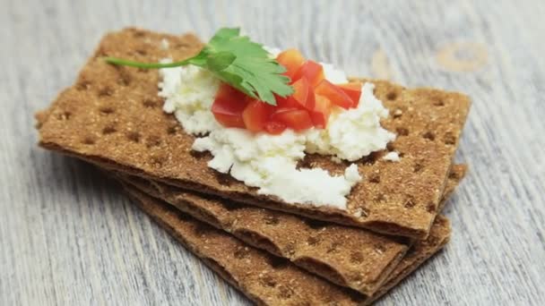 Pan crujiente con queso cottage suave y pimienta roja — Vídeo de stock