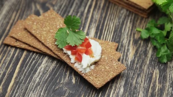 Pane croccante con ricotta morbida e pepe rosso — Video Stock