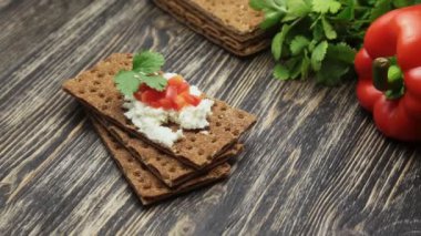Crispbread yumuşak peynir ve kırmızı biber ile