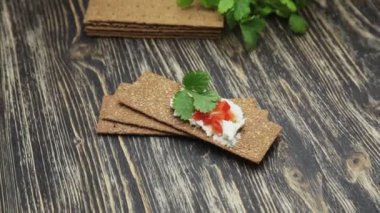 Crispbread yumuşak peynir ve kırmızı biber ile