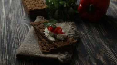 Crispbread yumuşak peynir ve kırmızı biber ile