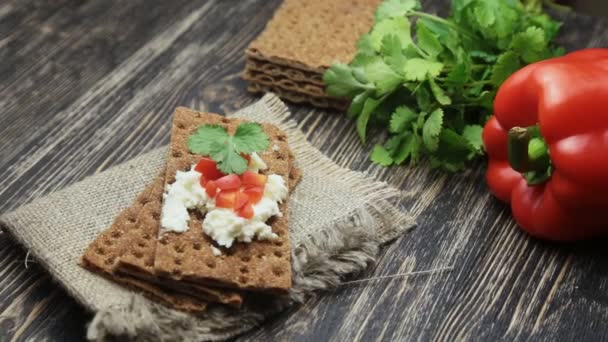 Crispbread dengan keju lembut cottage dan lada merah — Stok Video