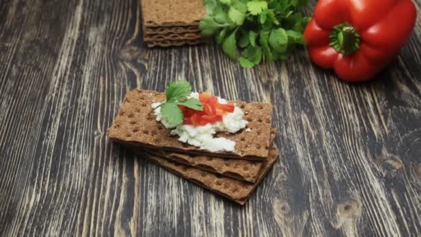 Crispbread with soft cottage cheese and red pepper — Stock Video